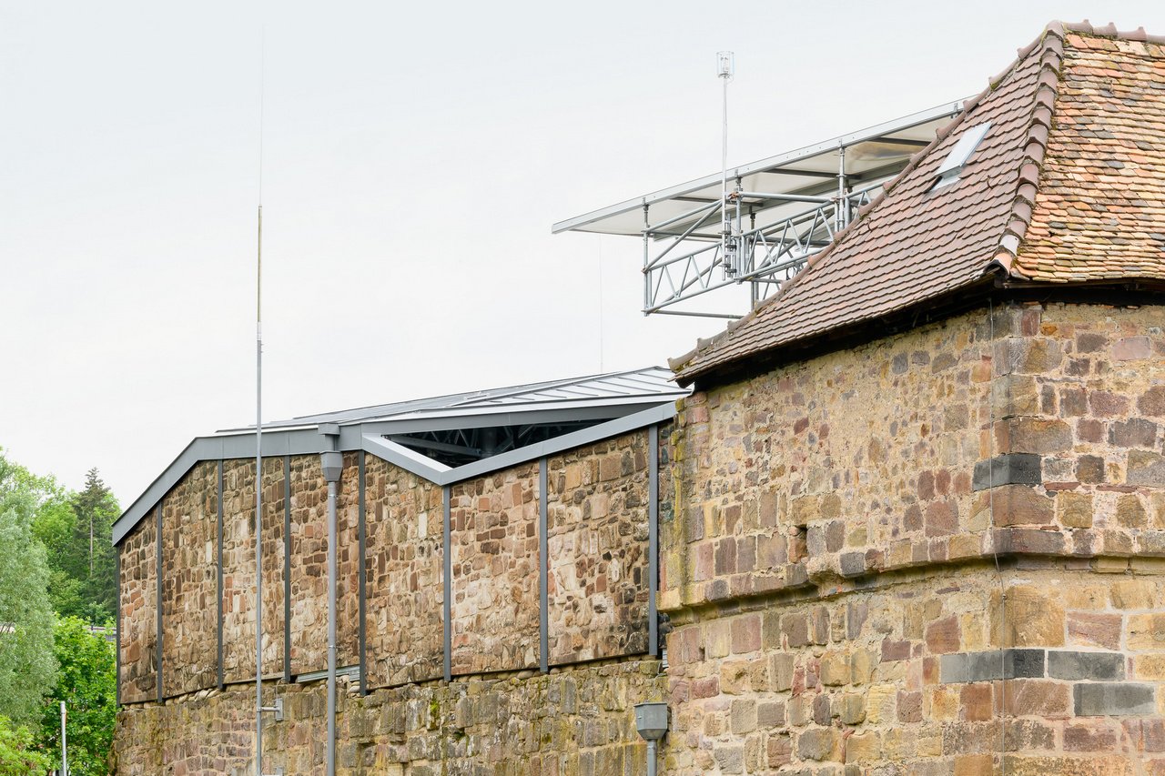 Erneuerung des Bühnenbereichs mit Bühnendach in der Wasserburg Bad Vilbel - Berthold Scharrer Architektur