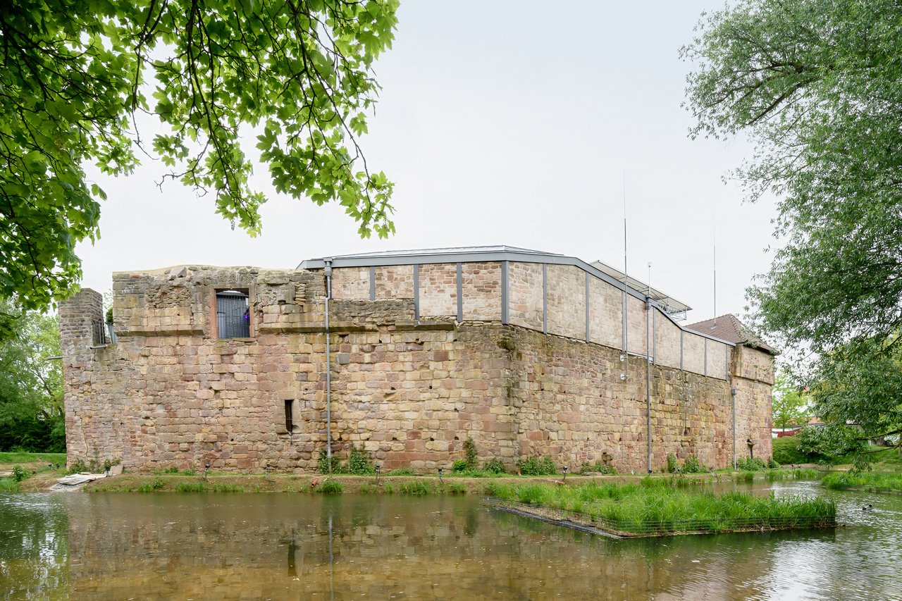 Erneuerung des Bühnenbereichs mit Bühnendach in der Wasserburg Bad Vilbel - Berthold Scharrer Architektur
