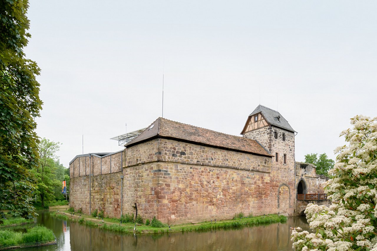 Erneuerung des Bühnenbereichs mit Bühnendach in der Wasserburg Bad Vilbel - Berthold Scharrer Architektur