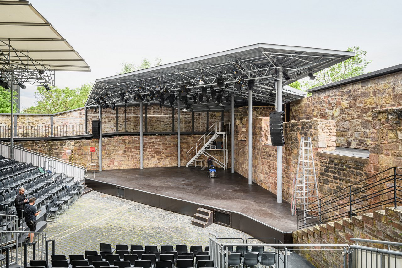 Erneuerung des Bühnenbereichs mit Bühnendach in der Wasserburg Bad Vilbel - Berthold Scharrer Architektur