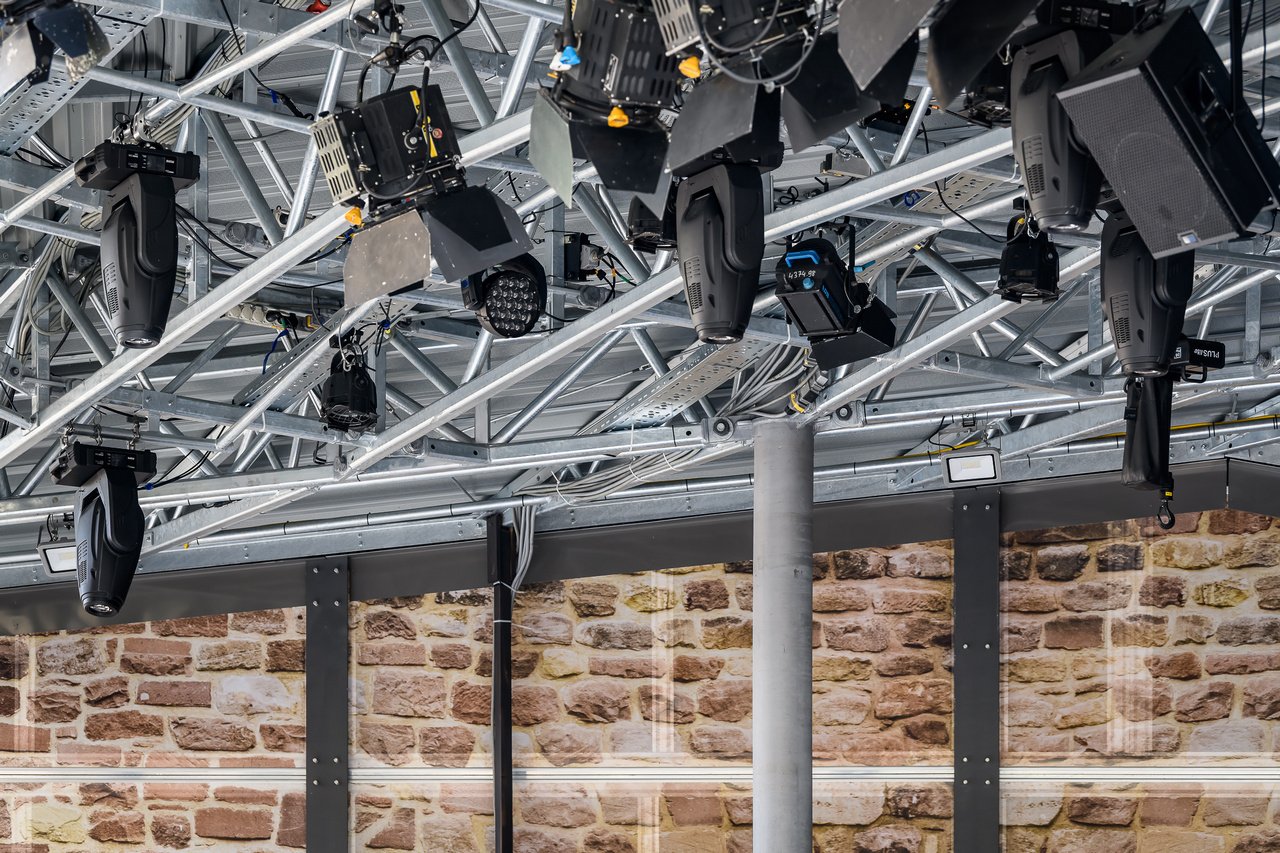 Erneuerung des Bühnenbereichs mit Bühnendach in der Wasserburg Bad Vilbel - Berthold Scharrer Architektur