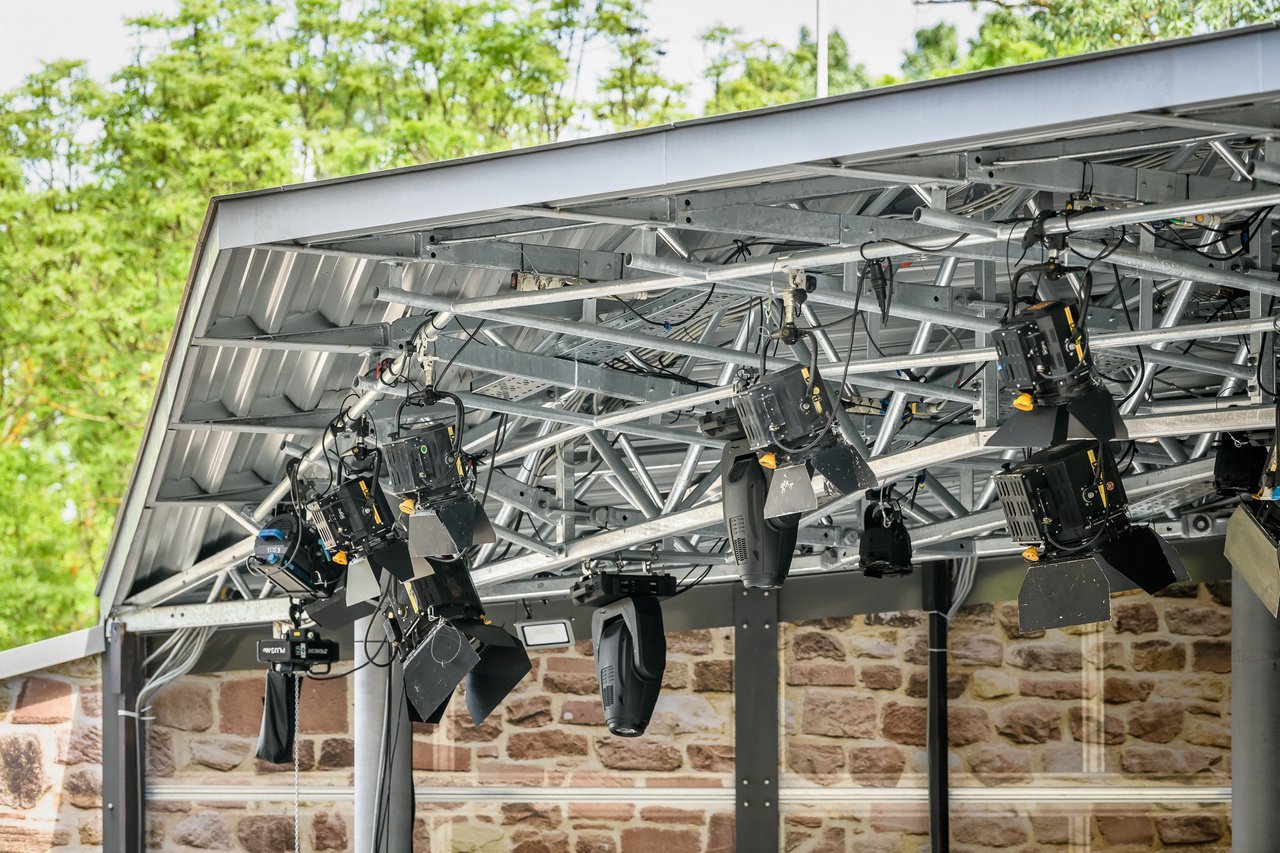 Erneuerung des Bühnenbereichs mit Bühnendach in der Wasserburg Bad Vilbel - Berthold Scharrer Architektur