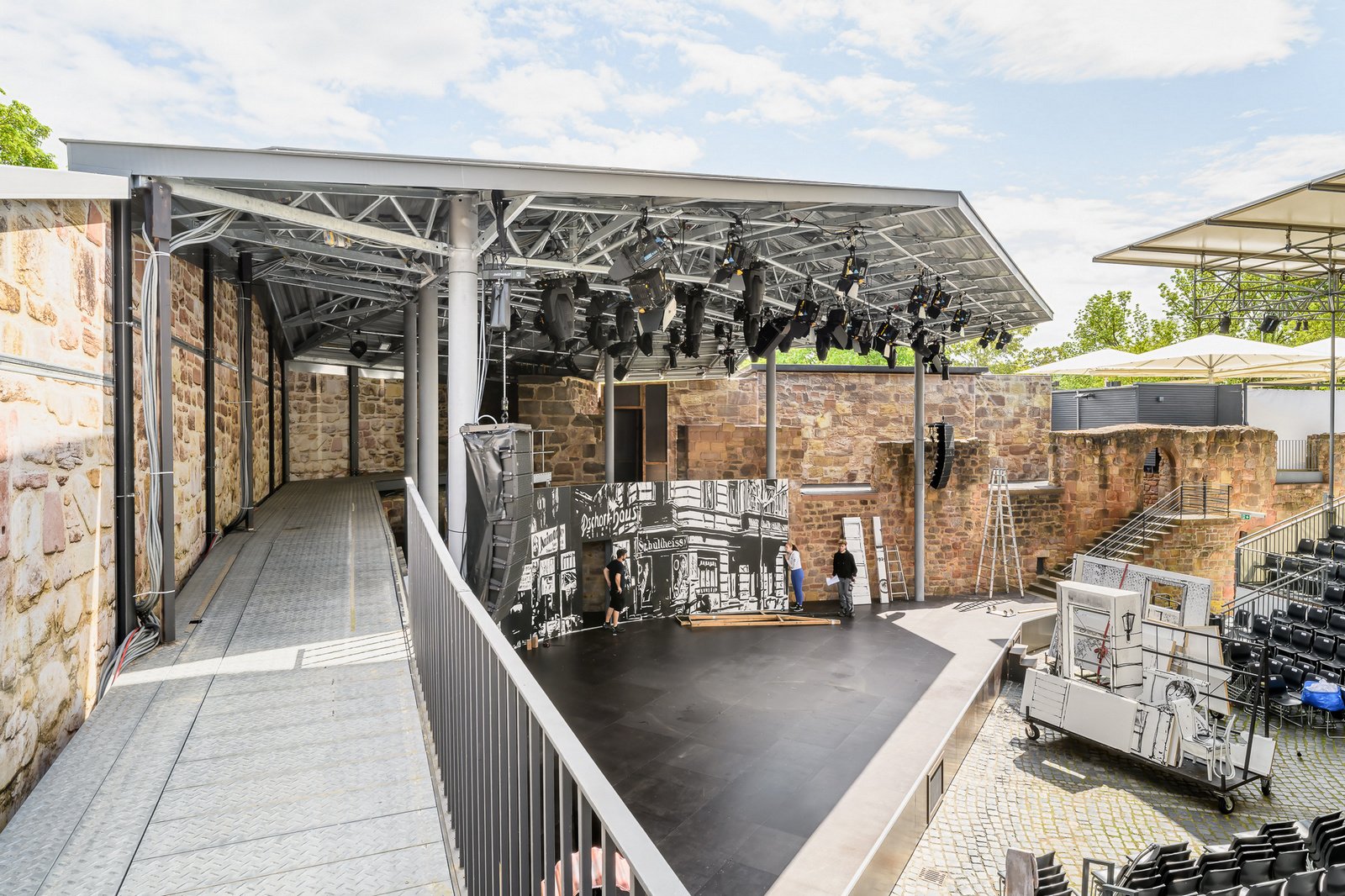 Erneuerung des Bühnenbereichs mit Bühnendach in der Wasserburg Bad Vilbel - Berthold Scharrer Architektur