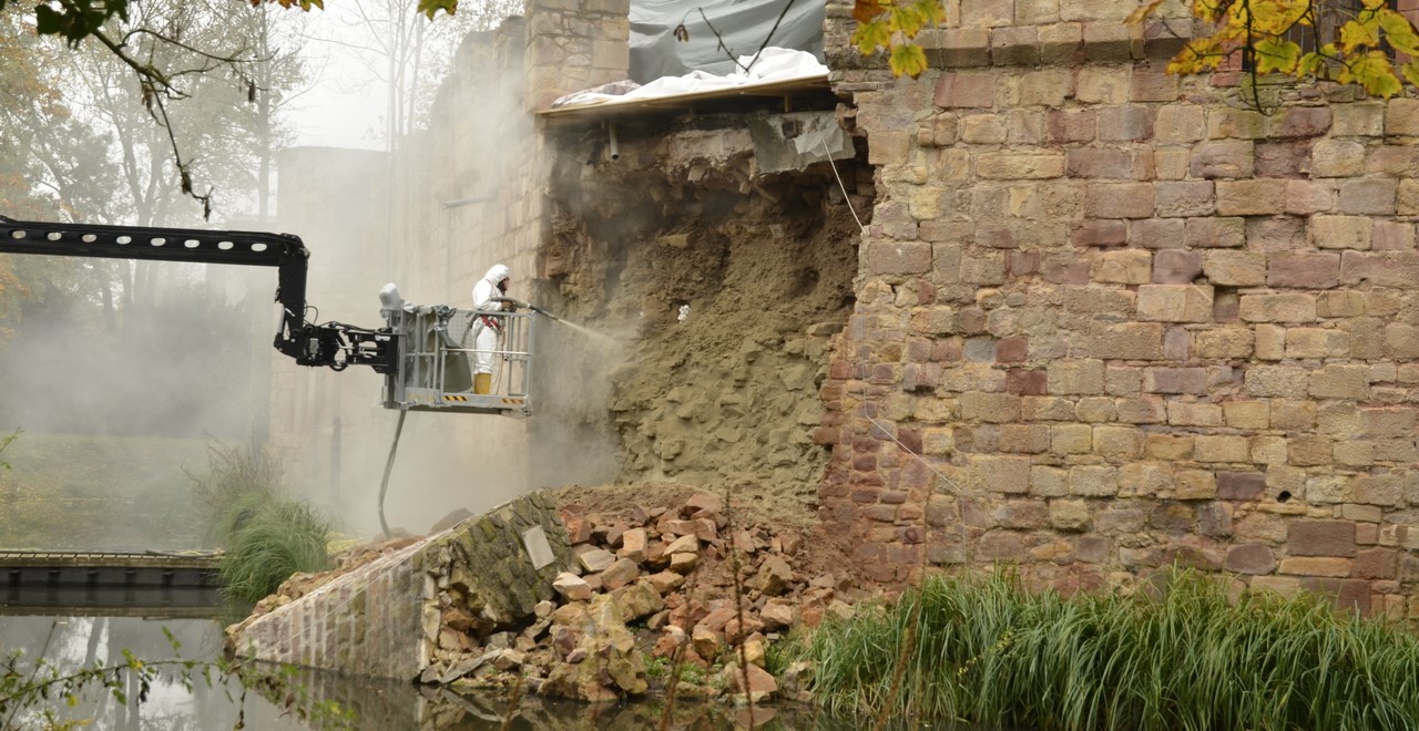 Denkmalgerechte Wiederherstellung an der Südostecke teileingestürzten Außenmauer der Wasserburg Bad Vilbel - Berthold Scharrer Architektur